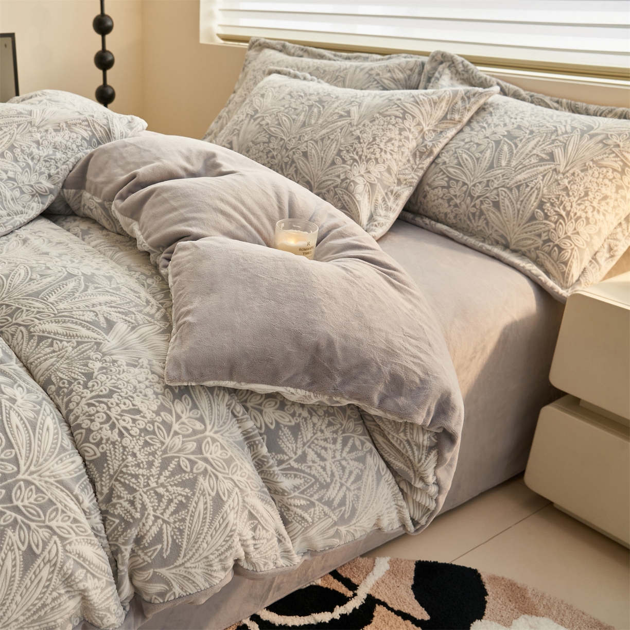 91家纺网 家纺一手货源 找家纺 恒爱家纺 2025新款牛奶绒立体剪花四件套 千素叶-灰