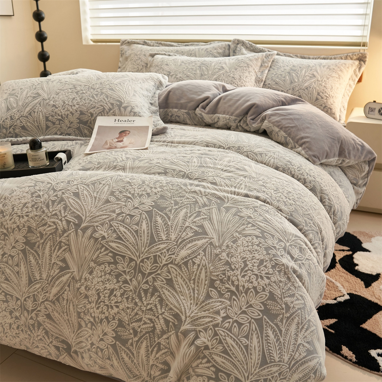 91家纺网 家纺一手货源 找家纺 恒爱家纺 2025新款牛奶绒立体剪花四件套 千素叶-灰