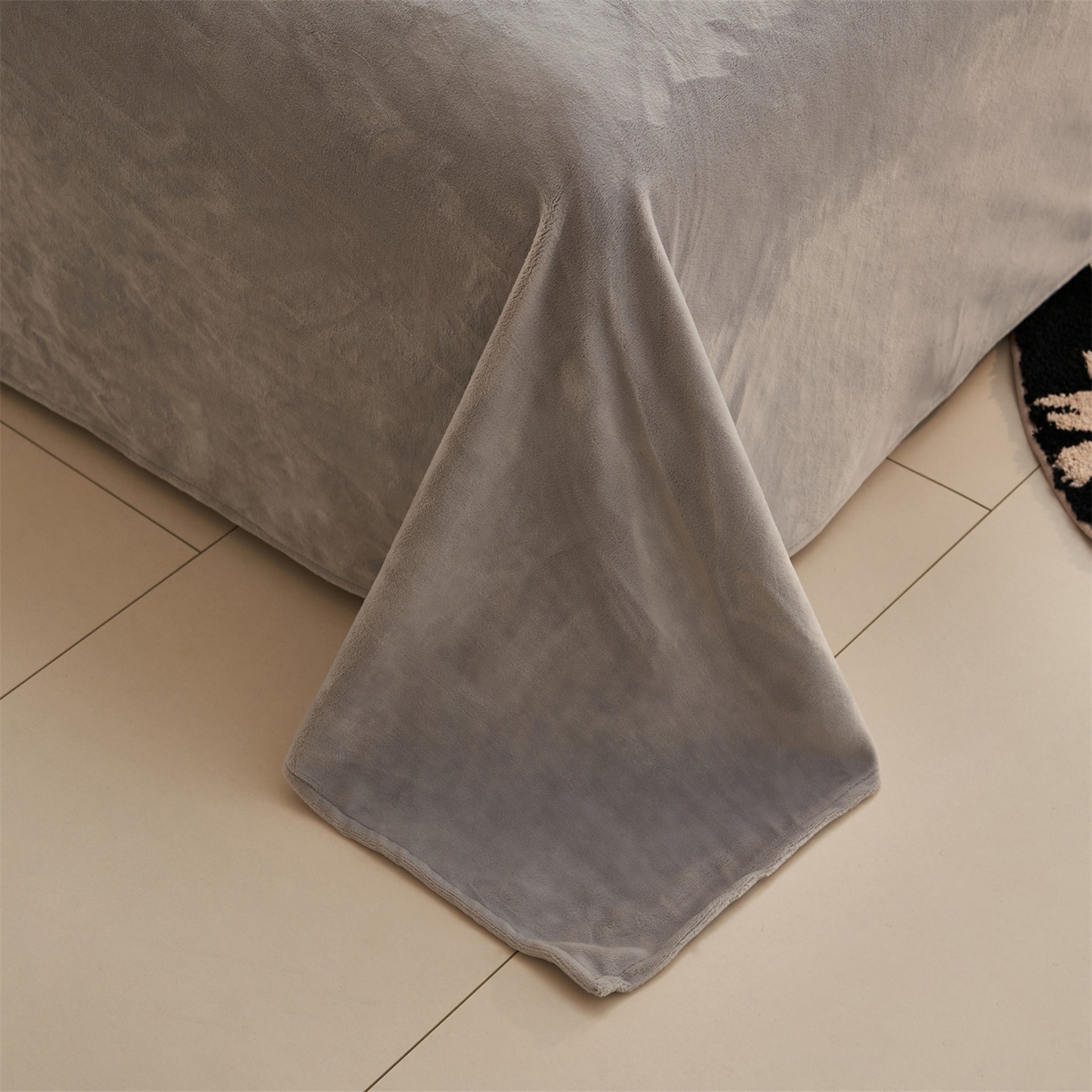 91家纺网 家纺一手货源 找家纺 恒爱家纺 2025新款牛奶绒立体剪花四件套 千素叶-灰