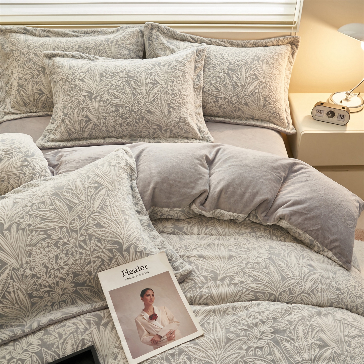 91家纺网 家纺一手货源 找家纺 恒爱家纺 2025新款牛奶绒立体剪花四件套 千素叶-灰