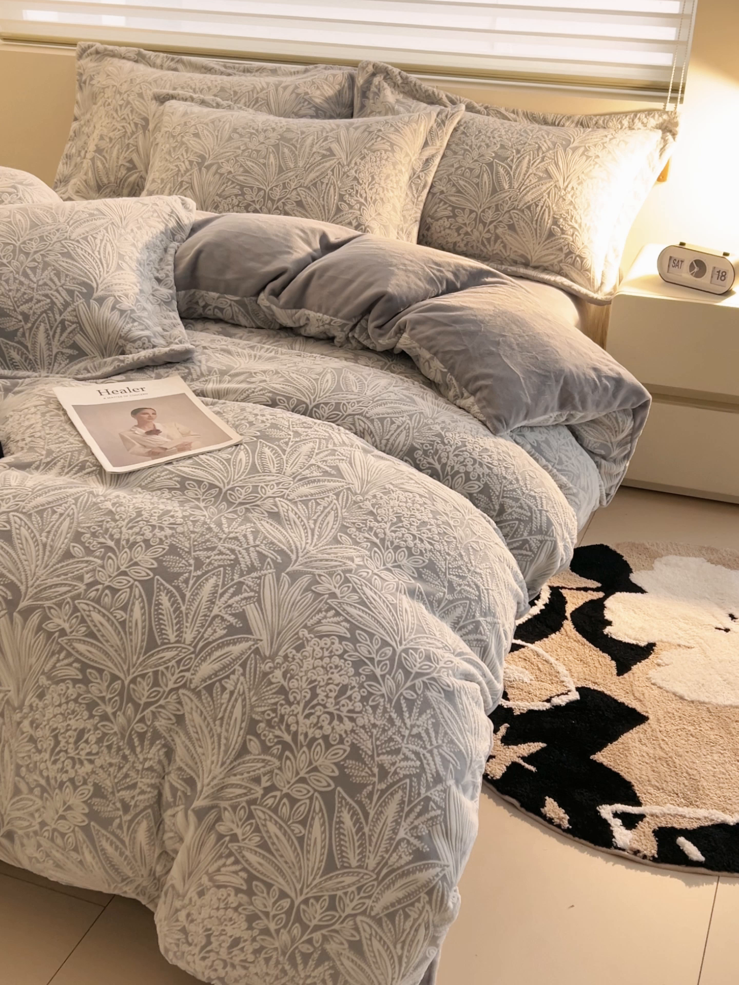 91家纺网 家纺一手货源 找家纺 恒爱家纺 2025新款牛奶绒立体剪花四件套 千素叶-灰