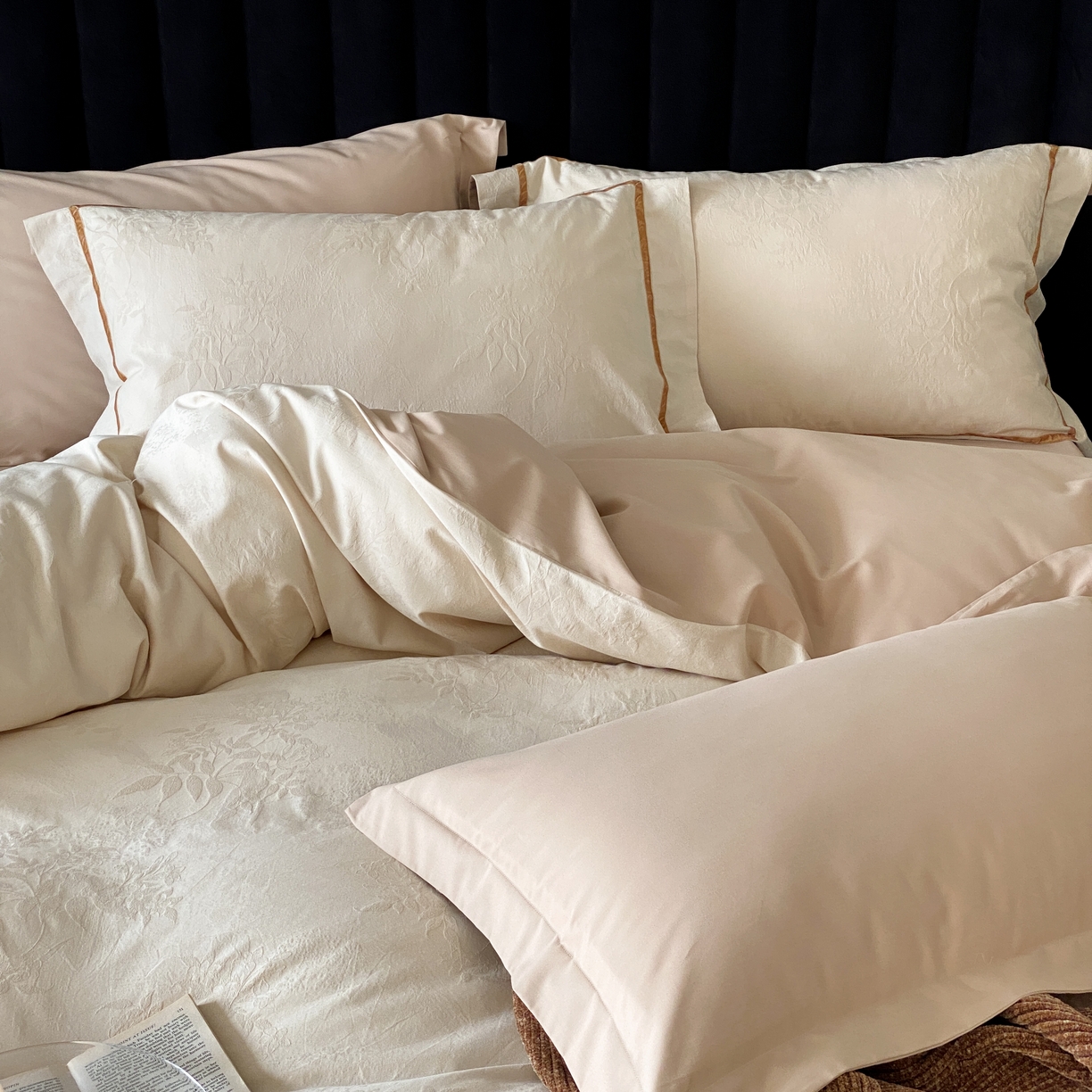 91家纺网 家纺一手货源 找家纺 玉宇阁家居 2025新款色织空气大提花磨毛四件套-工艺款 磨毛款-白茶氤氲