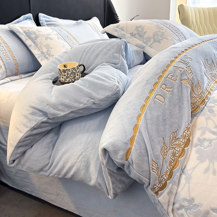 91家纺网 家纺一手货源 找家纺 卡罗兰 2025新款牛奶绒雕花四件套 花影-天蓝