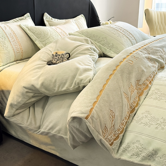 91家纺网 家纺一手货源 找家纺 卡罗兰 2025新款牛奶绒雕花四件套 叶语-抹茶