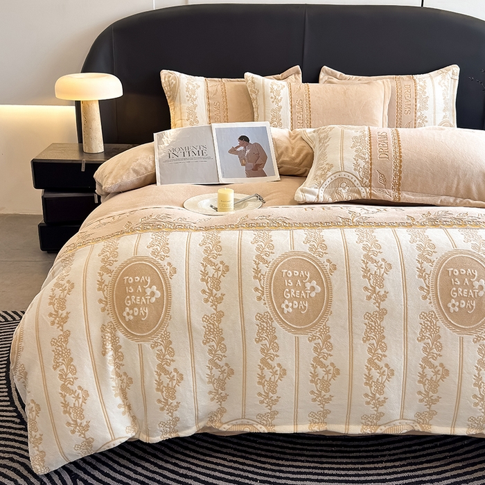 91家纺网 家纺一手货源 找家纺 卡罗兰 2025新款牛奶绒雕花四件套 叶语-卡其