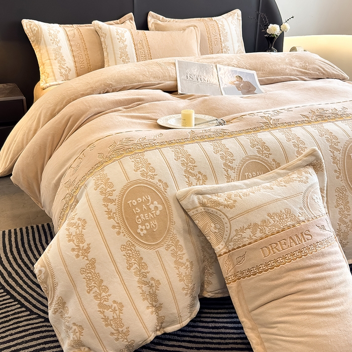 91家纺网 家纺一手货源 找家纺 卡罗兰 2025新款牛奶绒雕花四件套 叶语-卡其