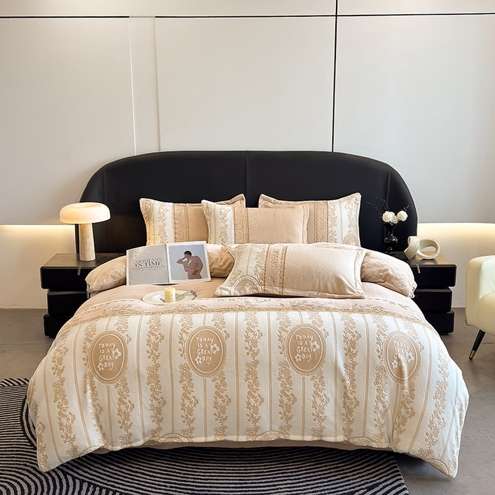 91家纺网 家纺一手货源 找家纺 卡罗兰 2025新款牛奶绒雕花四件套 叶语-卡其