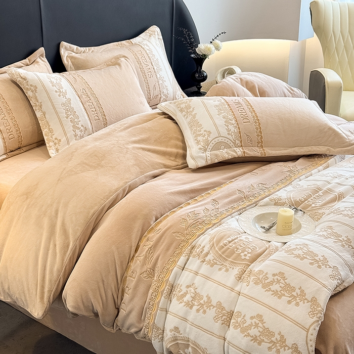 91家纺网 家纺一手货源 找家纺 卡罗兰 2025新款牛奶绒雕花四件套 叶语-卡其