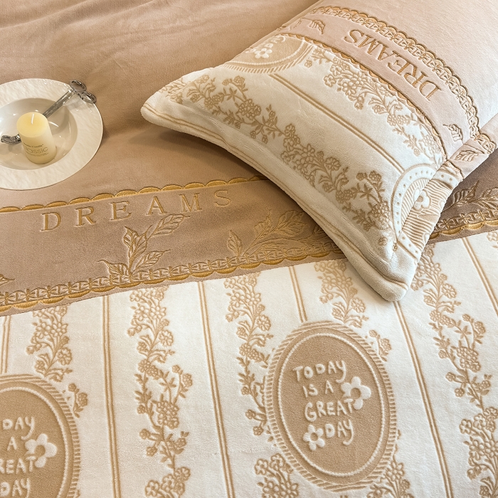 91家纺网 家纺一手货源 找家纺 卡罗兰 2025新款牛奶绒雕花四件套 叶语-卡其