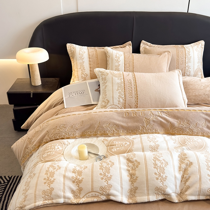 91家纺网 家纺一手货源 找家纺 卡罗兰 2025新款牛奶绒雕花四件套 叶语-卡其