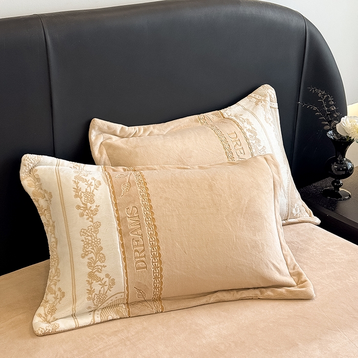 91家纺网 家纺一手货源 找家纺 卡罗兰 2025新款牛奶绒雕花四件套 叶语-卡其