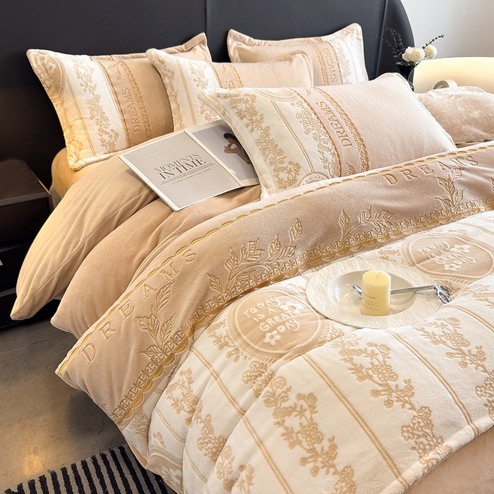 91家纺网 家纺一手货源 找家纺 卡罗兰 2025新款牛奶绒雕花四件套 叶语-卡其