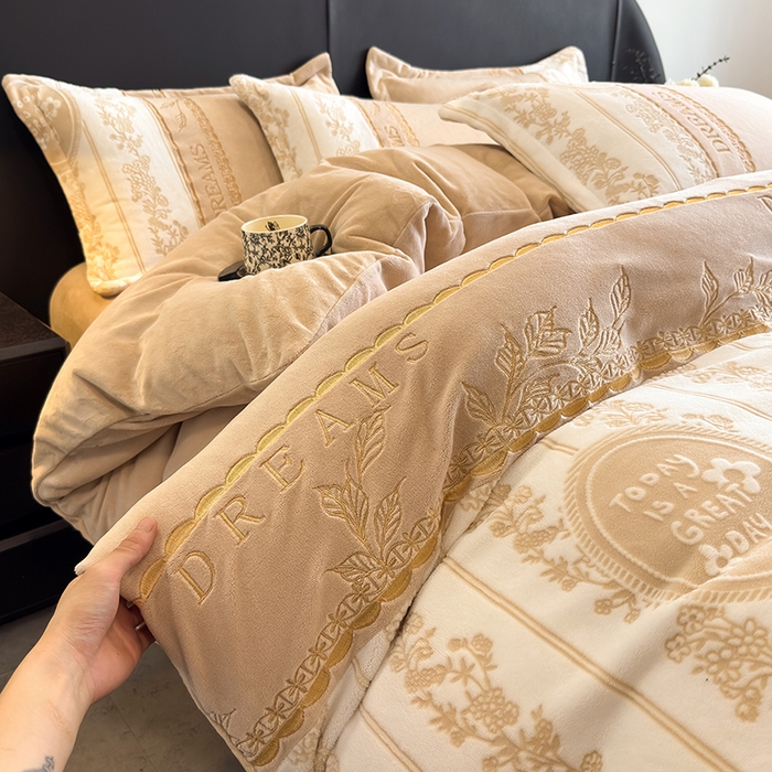 91家纺网 家纺一手货源 找家纺 卡罗兰 2025新款牛奶绒雕花四件套 叶语-卡其