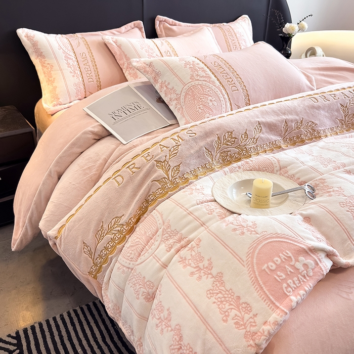 91家纺网 家纺一手货源 找家纺 卡罗兰 2025新款牛奶绒雕花四件套 叶语-粉红