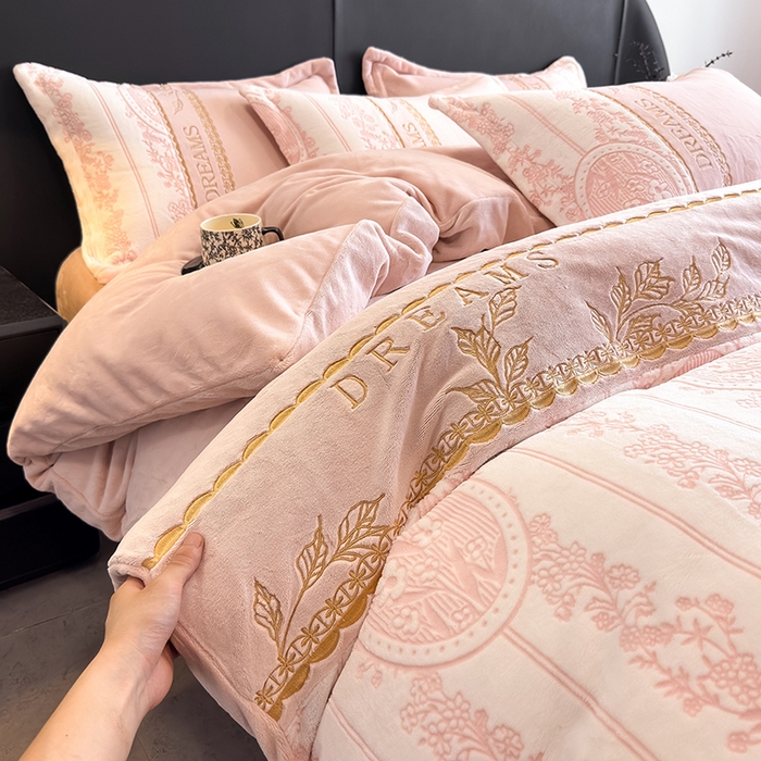 91家纺网 家纺一手货源 找家纺 卡罗兰 2025新款牛奶绒雕花四件套 叶语-粉红