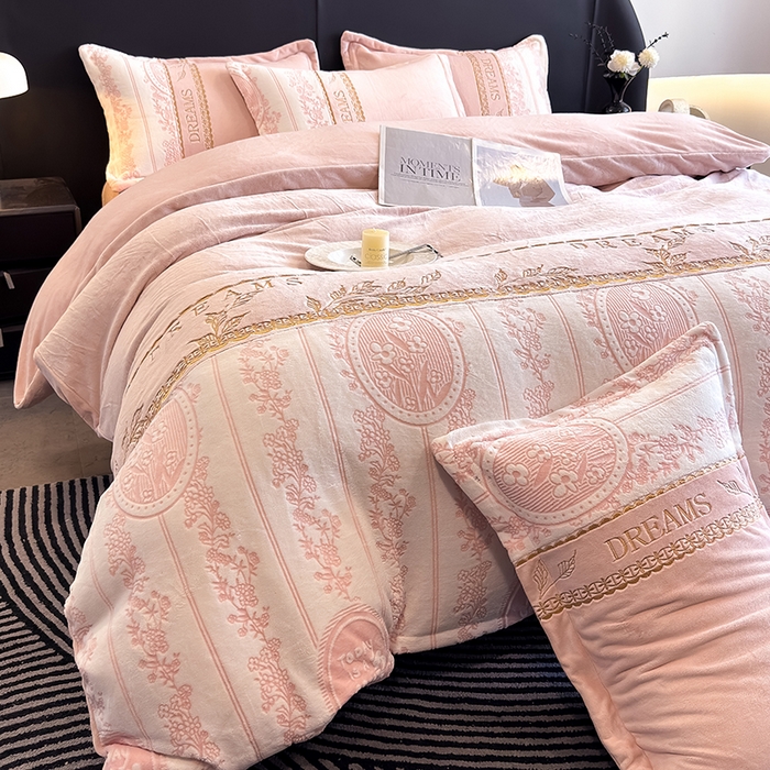 91家纺网 家纺一手货源 找家纺 卡罗兰 2025新款牛奶绒雕花四件套 叶语-粉红