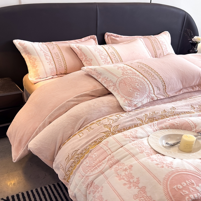 91家纺网 家纺一手货源 找家纺 卡罗兰 2025新款牛奶绒雕花四件套 叶语-粉红