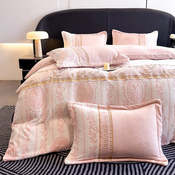 91家纺网 家纺一手货源 找家纺 卡罗兰 2025新款牛奶绒雕花四件套 叶语-粉红