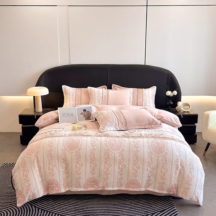 91家纺网 家纺一手货源 找家纺 卡罗兰 2025新款牛奶绒雕花四件套 叶语-粉红