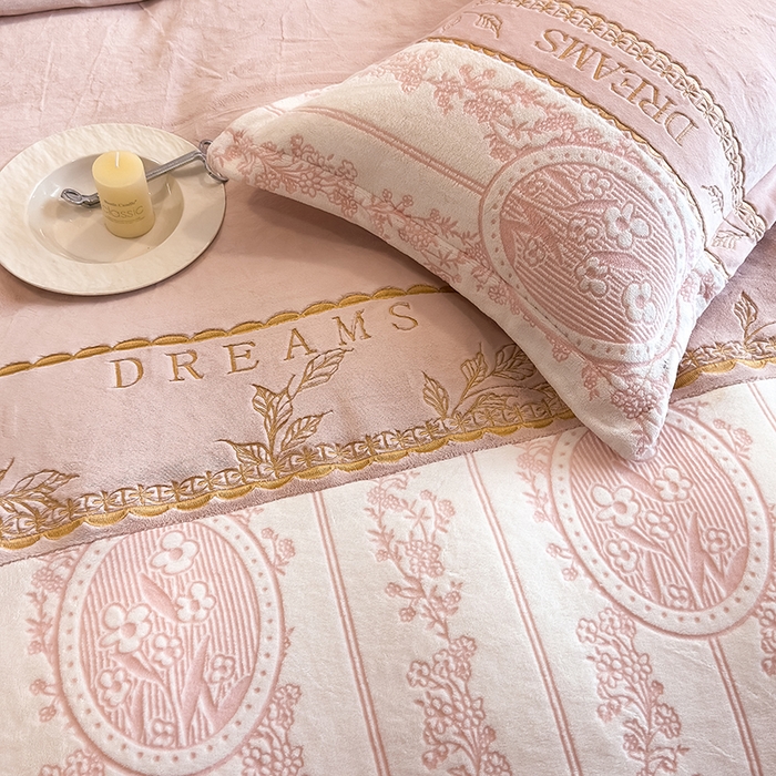 91家纺网 家纺一手货源 找家纺 卡罗兰 2025新款牛奶绒雕花四件套 叶语-粉红