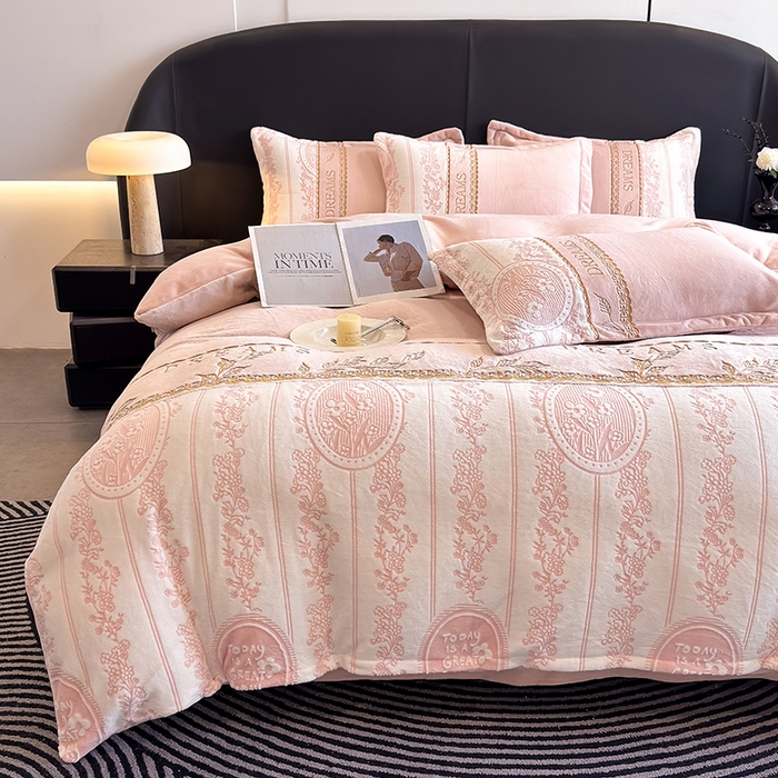 91家纺网 家纺一手货源 找家纺 卡罗兰 2025新款牛奶绒雕花四件套 叶语-粉红