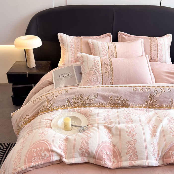 91家纺网 家纺一手货源 找家纺 卡罗兰 2025新款牛奶绒雕花四件套 叶语-粉红