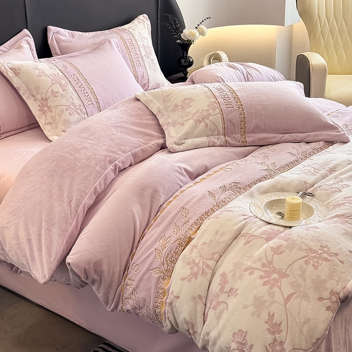 91家纺网 家纺一手货源 找家纺 卡罗兰 2025新款牛奶绒雕花四件套 花影-紫色