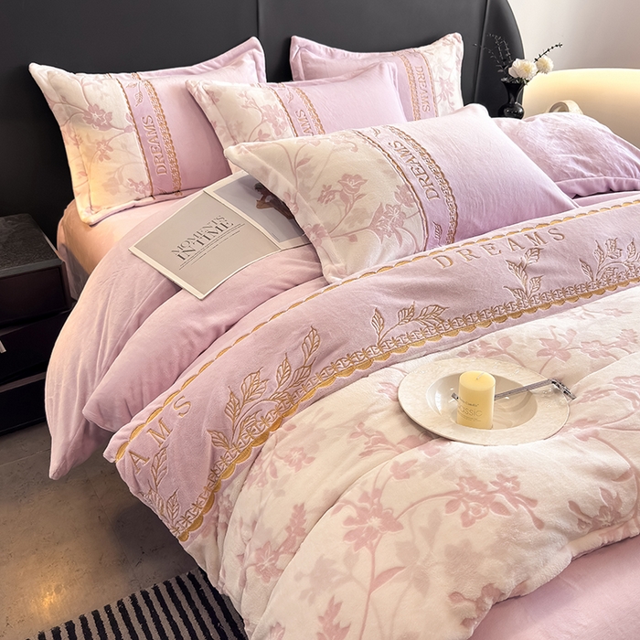 91家纺网 家纺一手货源 找家纺 卡罗兰 2025新款牛奶绒雕花四件套 花影-紫色