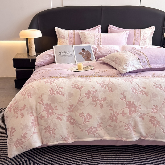 91家纺网 家纺一手货源 找家纺 卡罗兰 2025新款牛奶绒雕花四件套 花影-紫色