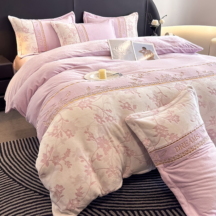 91家纺网 家纺一手货源 找家纺 卡罗兰 2025新款牛奶绒雕花四件套 花影-紫色