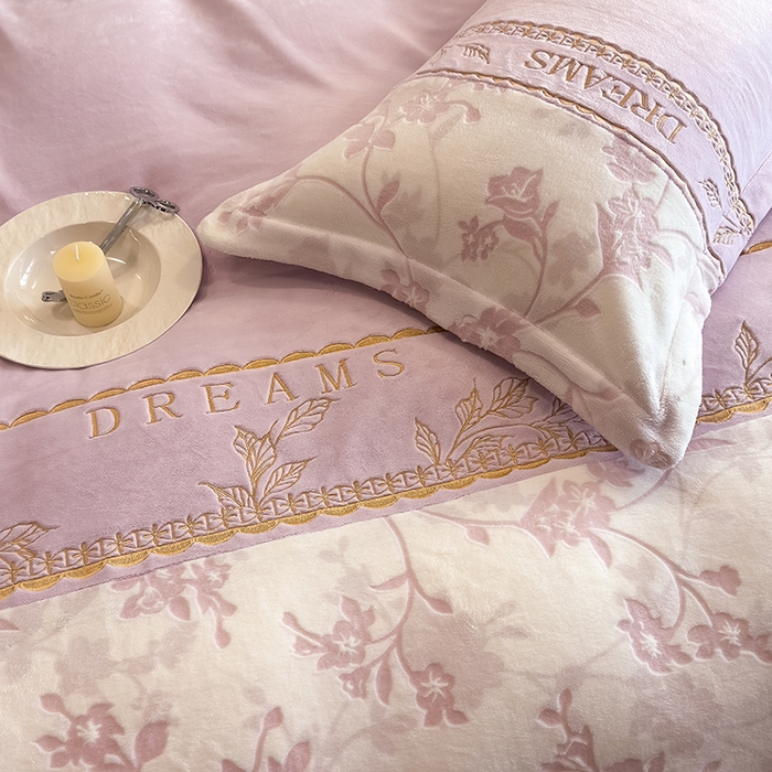 91家纺网 家纺一手货源 找家纺 卡罗兰 2025新款牛奶绒雕花四件套 花影-紫色