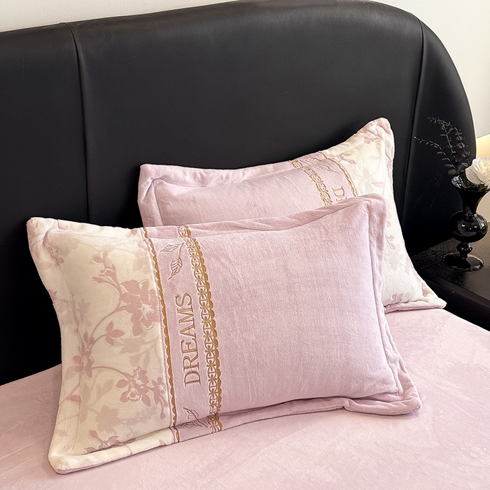 91家纺网 家纺一手货源 找家纺 卡罗兰 2025新款牛奶绒雕花四件套 花影-紫色