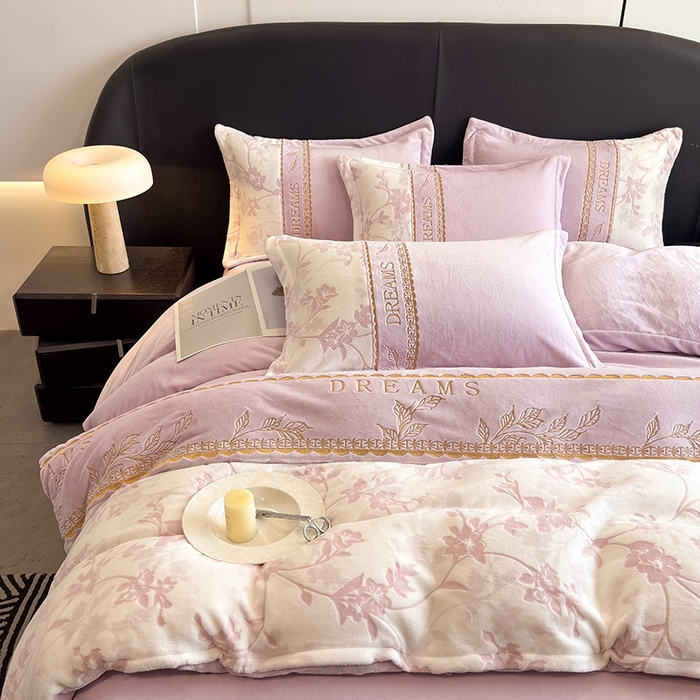 91家纺网 家纺一手货源 找家纺 卡罗兰 2025新款牛奶绒雕花四件套 花影-紫色