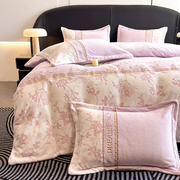 91家纺网 家纺一手货源 找家纺 卡罗兰 2025新款牛奶绒雕花四件套 花影-紫色