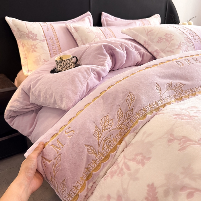 91家纺网 家纺一手货源 找家纺 卡罗兰 2025新款牛奶绒雕花四件套 花影-紫色