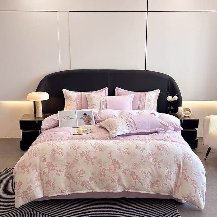 91家纺网 家纺一手货源 找家纺 卡罗兰 2025新款牛奶绒雕花四件套 花影-紫色