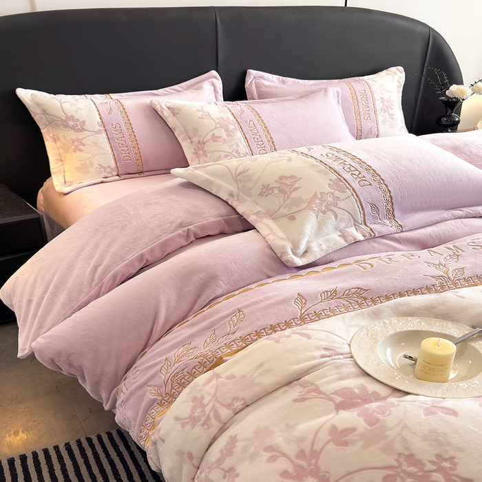 91家纺网 家纺一手货源 找家纺 卡罗兰 2025新款牛奶绒雕花四件套 花影-紫色