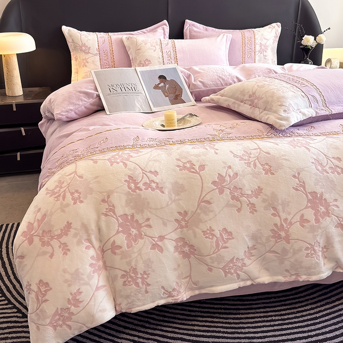 91家纺网 家纺一手货源 找家纺 卡罗兰 2025新款牛奶绒雕花四件套 花影-紫色