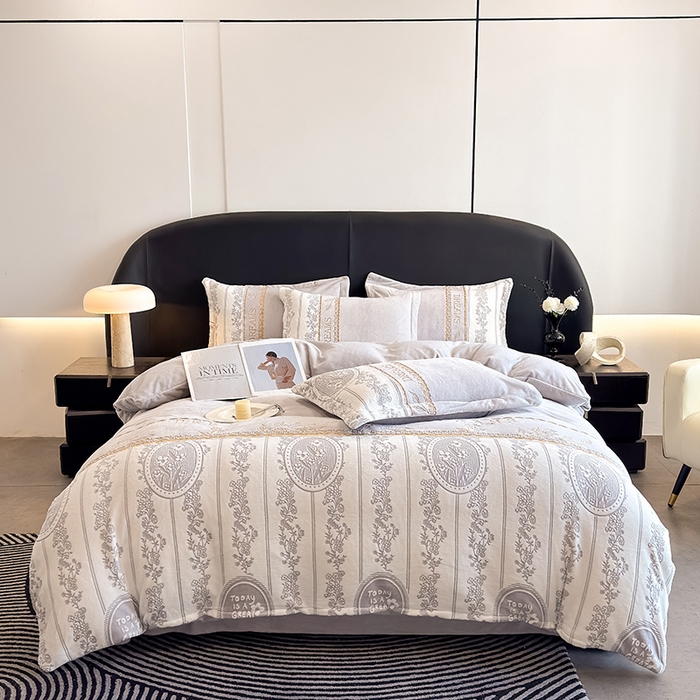 91家纺网 家纺一手货源 找家纺 卡罗兰 2025新款牛奶绒雕花四件套 叶语-薰衣草