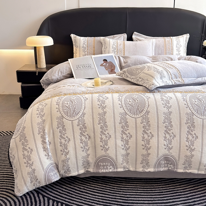 91家纺网 家纺一手货源 找家纺 卡罗兰 2025新款牛奶绒雕花四件套 叶语-薰衣草