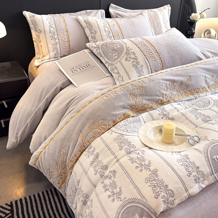 91家纺网 家纺一手货源 找家纺 卡罗兰 2025新款牛奶绒雕花四件套 叶语-薰衣草