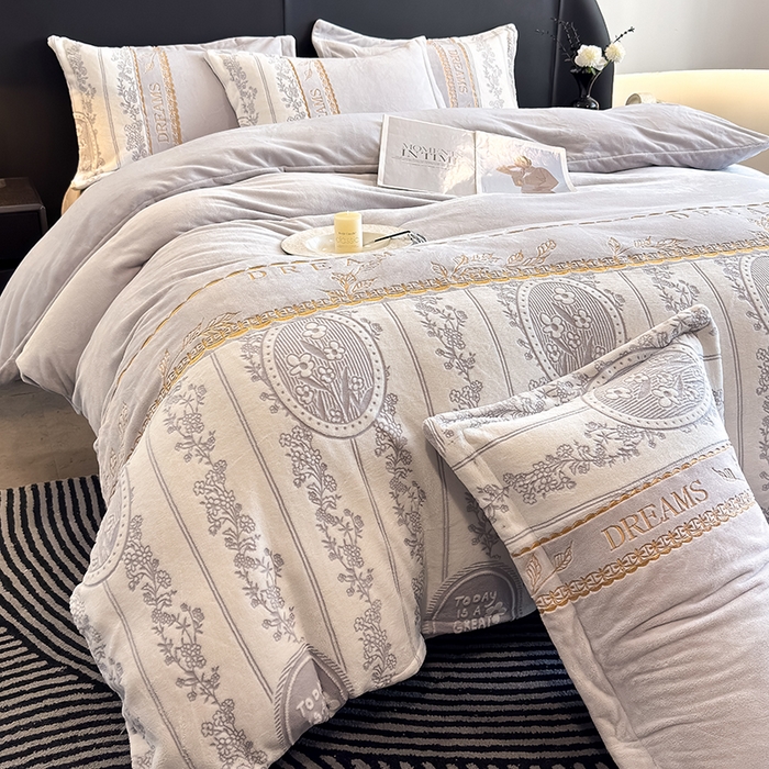 91家纺网 家纺一手货源 找家纺 卡罗兰 2025新款牛奶绒雕花四件套 叶语-薰衣草