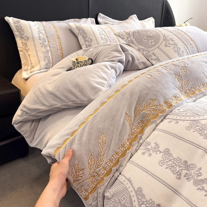 91家纺网 家纺一手货源 找家纺 卡罗兰 2025新款牛奶绒雕花四件套 叶语-薰衣草