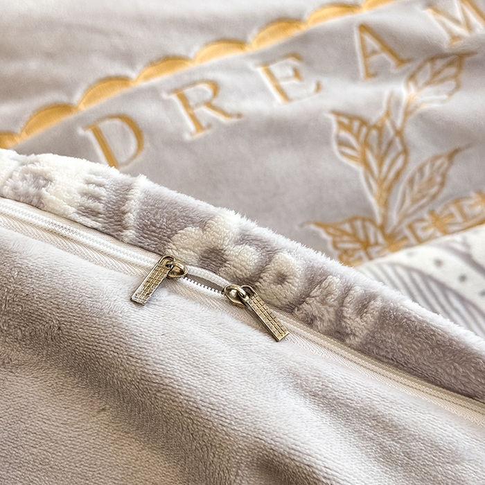 91家纺网 家纺一手货源 找家纺 卡罗兰 2025新款牛奶绒雕花四件套 叶语-薰衣草