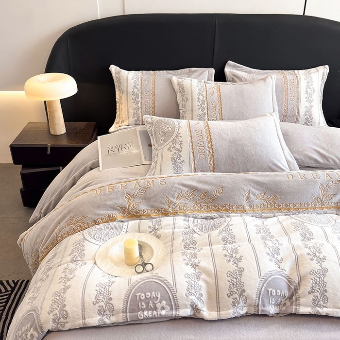 91家纺网 家纺一手货源 找家纺 卡罗兰 2025新款牛奶绒雕花四件套 叶语-薰衣草