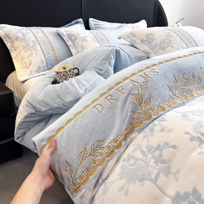 91家纺网 家纺一手货源 找家纺 卡罗兰 2025新款牛奶绒雕花四件套 花影-天蓝