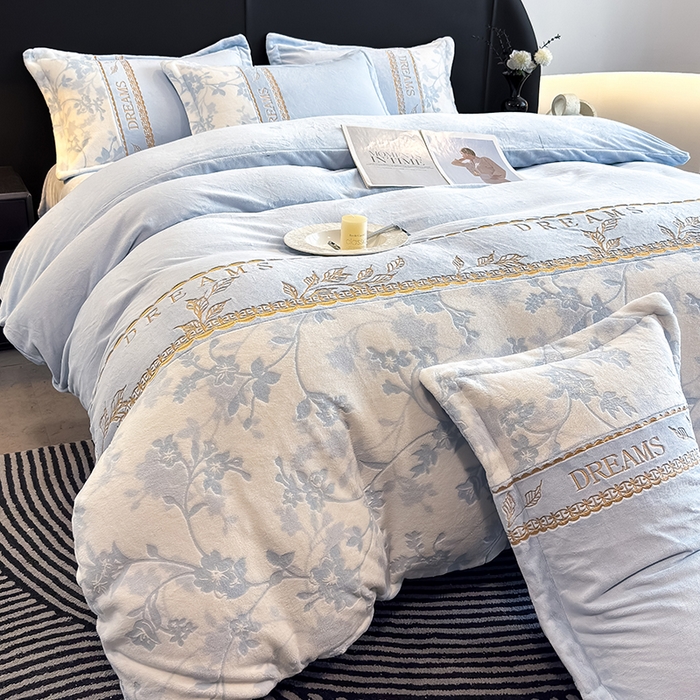 91家纺网 家纺一手货源 找家纺 卡罗兰 2025新款牛奶绒雕花四件套 花影-天蓝