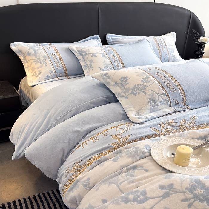 91家纺网 家纺一手货源 找家纺 卡罗兰 2025新款牛奶绒雕花四件套 花影-天蓝