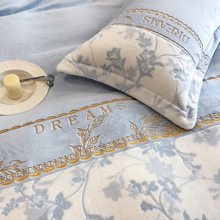 91家纺网 家纺一手货源 找家纺 卡罗兰 2025新款牛奶绒雕花四件套 花影-天蓝