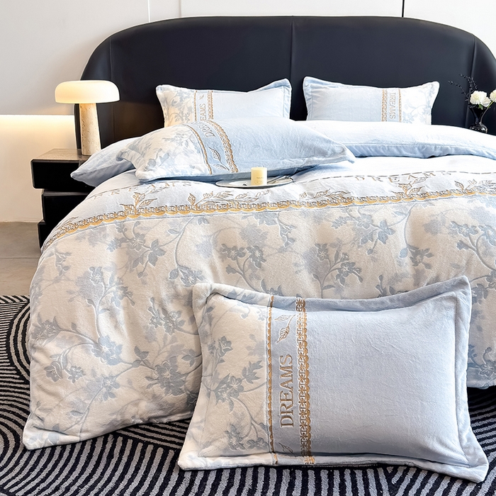 91家纺网 家纺一手货源 找家纺 卡罗兰 2025新款牛奶绒雕花四件套 花影-天蓝